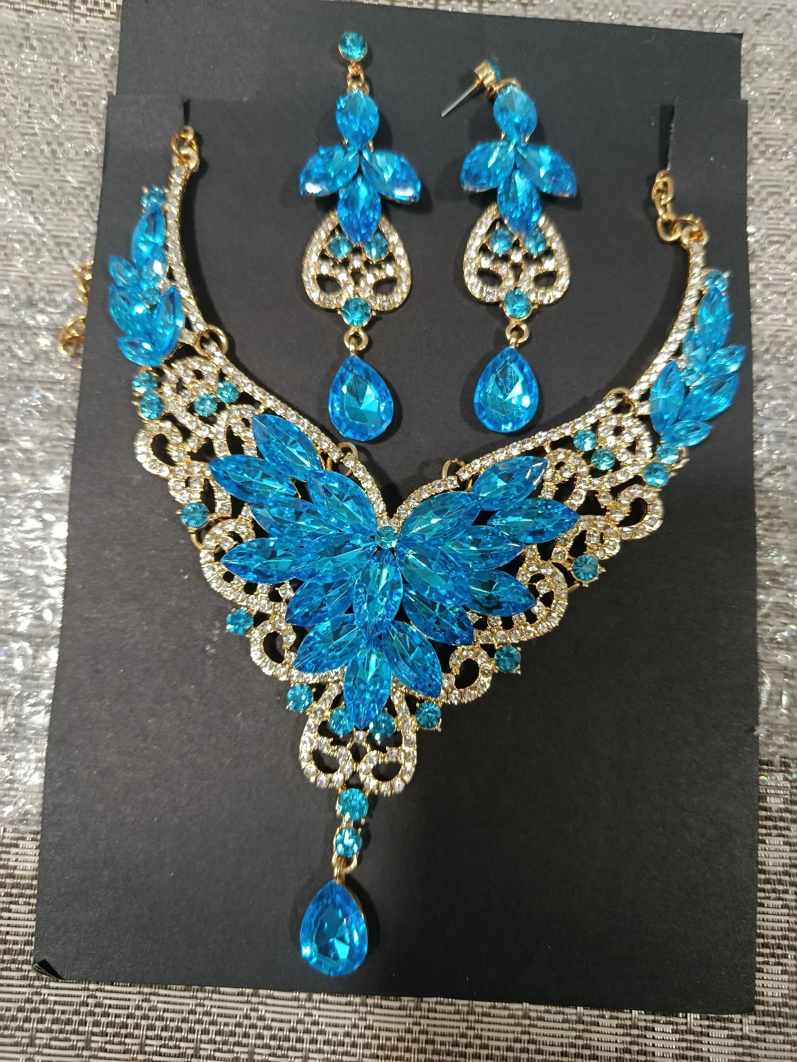 Conjunto joyas collar y pendientes brillantes azul y dorado elegante boda fiesta evento